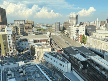 Kaien川崎（生活訓練）の窓から見た景色の様子。駅に近く下に線路が写っている。